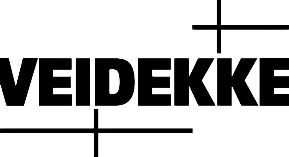 Logoen til Veidekke med svart tekst og geometriske linjer på hvit bakgrunn.