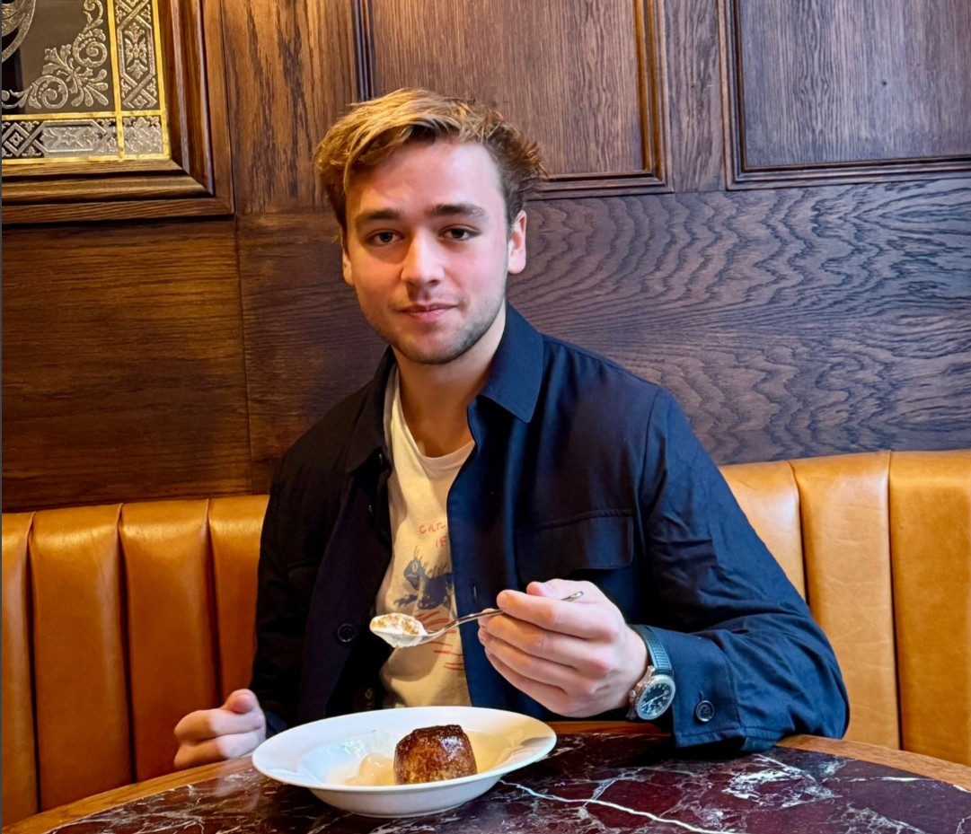Carl Ross demolishing a Steamed Pudding at The Stoops