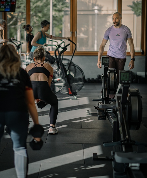 Kraftvolle Übungen wie Kniebeugen, Kreuzheben, Umsetzen und Schulterdrücken werden mit Sprints und Intervalltraining kombiniert. Gleichzeitig verbesserst du Koordination, Reaktionsfähigkeit und Beweglichkeit– für mehr Leistung im Training und im Alltag.