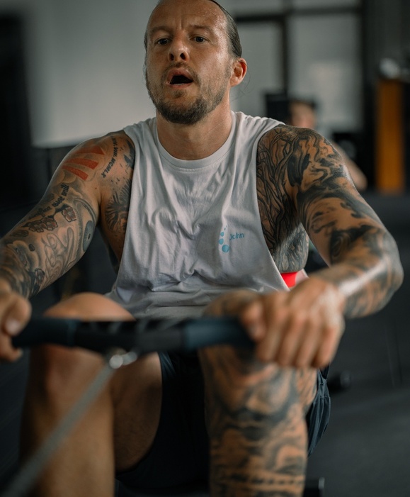 Unsere Endurance Class verbindet Ausdauertraining mit funktionellen Bewegungen und Elementen aus dem Cross Fitness Training. Strukturierte Workouts stärken dein Herz-Kreislauf-System, verbessern deine Kraftausdauer und fördern deine mentale Widerstandsfähigkeit.