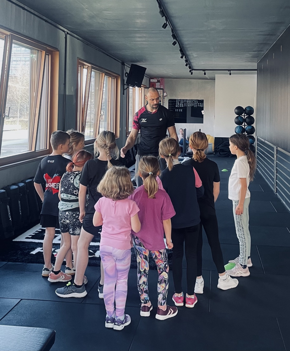Unsere Kinder und Jugend classes verbinden Bewegung, Koordination, Kraft und Körpergefühl – altersgerecht und mit jeder Menge Spaß. In einer sicheren und motivierenden Umgebung lernen Kinder, sich vielseitig zu bewegen, Selbstvertrauen aufzubauen und Freude am Sport zu entwickeln. Durch abwechslungsreiche Übungen verbessern sie Koordination, Stabilität, Beweglichkeit und Teamfähigkeit.