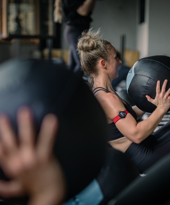 Springen, Hocken, Tragen, Heben, Schieben und Ziehen – in dieser Class trainierst du die fundamentalen Bewegungsmuster des Körpers. Durchdie Kombination aus Kraftübungen und dynamischen Cardioelementen stärkst du deine Muskulatur unter unterschiedlichen Belastungen und entwickelst mehr Stabilität, Geschwindigkeit und Koordination. Das Ergebnis: mehr körperliche Leistungsfähigkeit, effizientere Bewegungsabläufe und eine bessere Funktionalität – im Training, im Sport und im Alltag.