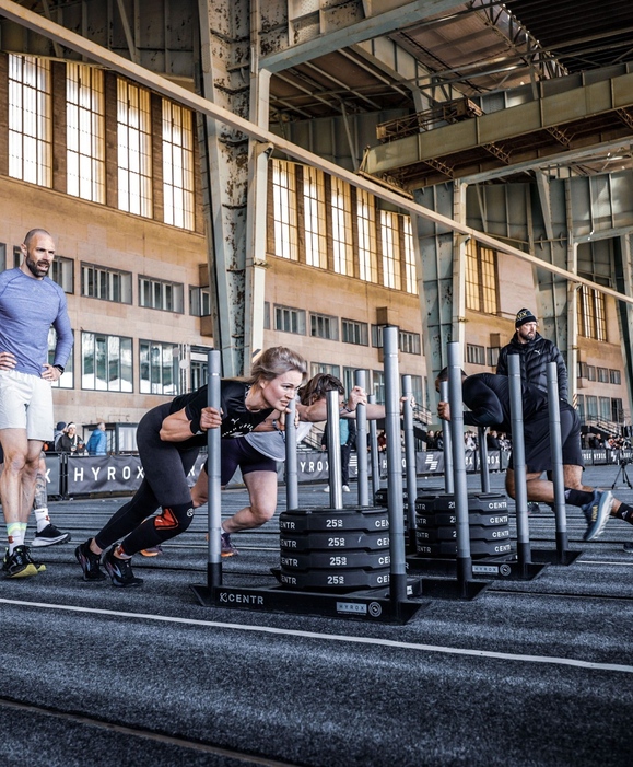HYROX kombiniert Laufen und funktionelle Workouts zu einem einzigartigen Wettkampfformat. Verbessere deine Technik, dein Race-Pacing und deine Wettkampfstrategie egal, ob du für dein erstes Race oder deine nächste Bestzeit trainierst.