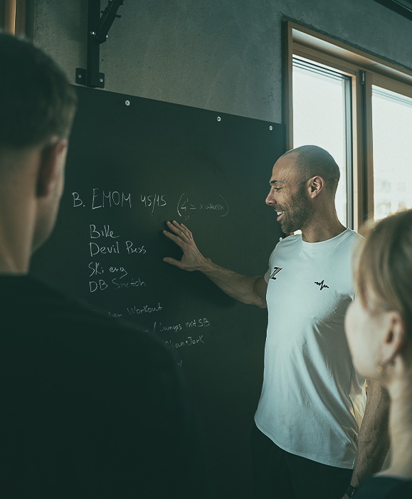 Dein Training wird individuell auf dich und deine Ziele abgestimmt, sodass du die besten Ergebnisse in kürzerer Zeit erzielst. Zudem werden jeder zeit Anpassungen vorgenommen, um auf Veränderungen in deinem Fitnesslevel oder deinen Zielen zu reagieren.