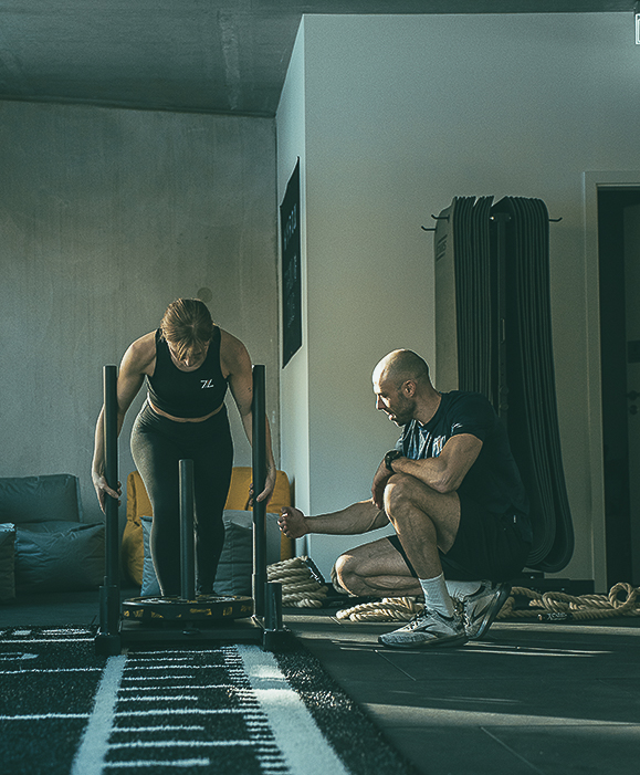 UNSER FIRMENSPORT SCHAFFT DEN PERFEKTEN AUSGLEICH UND BRINGT BEWEGUNG, MOTIVATION UND TEAMGEIST ZUSAMMEN. IHR WERDET GEMEINSAM AKTIV, TANKT FRISCHE ENERGIE UND STÄRKT DEN ZUSAMMENHALT AUSSERHALB DES GEWOHNTEN ARBEITSUMFELDS. DIE KOMBI AUS BEWEGUNG, GEMEINSAMEM DURCHZIEHEN UND MENTALER ERHOLUNG HILFT DABEI, DEN KOPF FREIZUBEKOMMEN, AUSGLEICH ZU SCHAFFEN UND MIT FRISCHEM FOKUS IN DEN ALLTAG ZU GEHEN.
