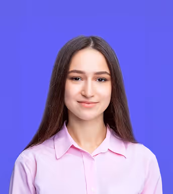 Portrait of Daniela Gutu with a purple background