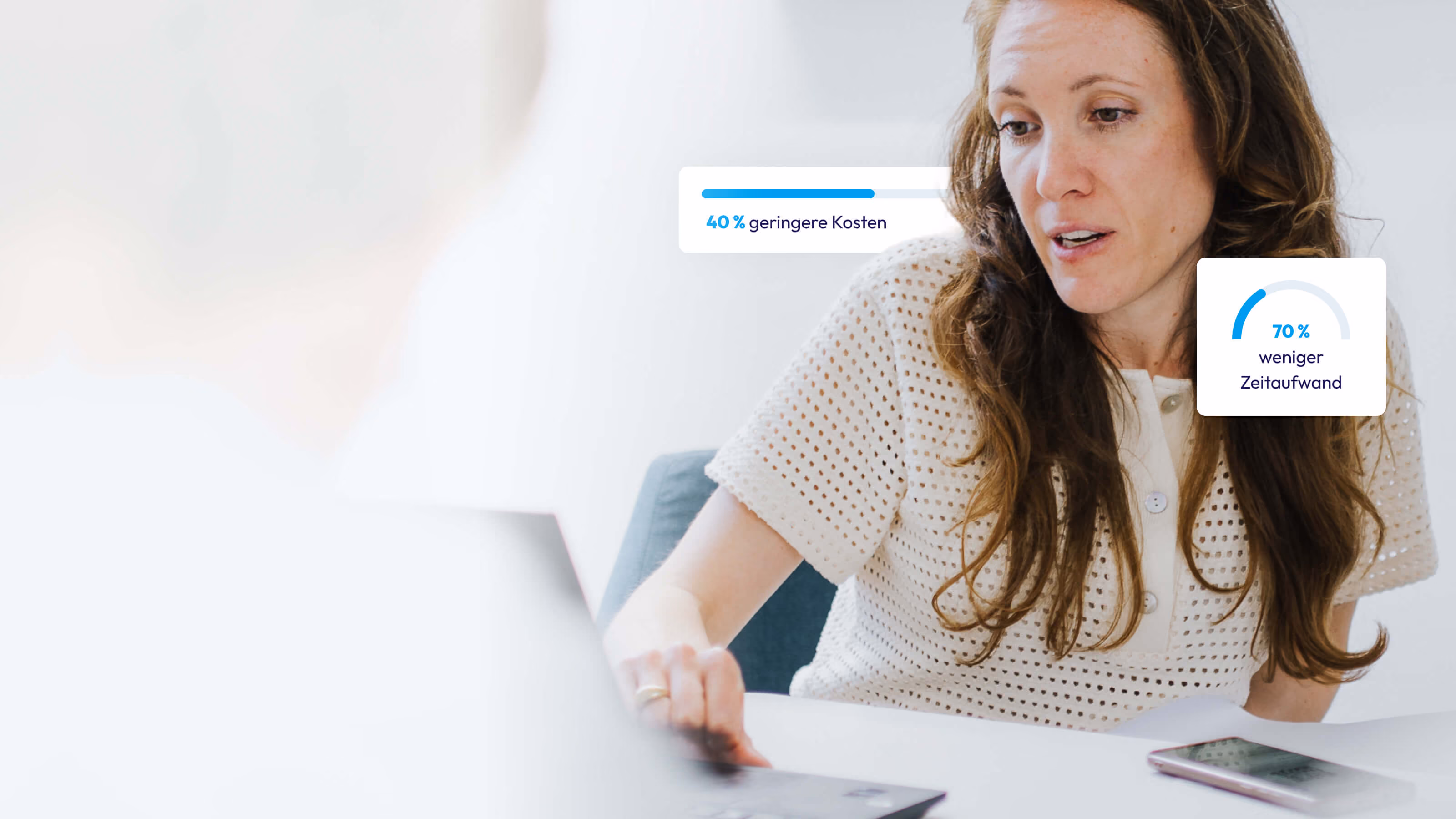 Frau erklärt etwas am Laptop, daneben Grafiken zeigen 40% geringere Kosten, 70% weniger Zeitaufwand.