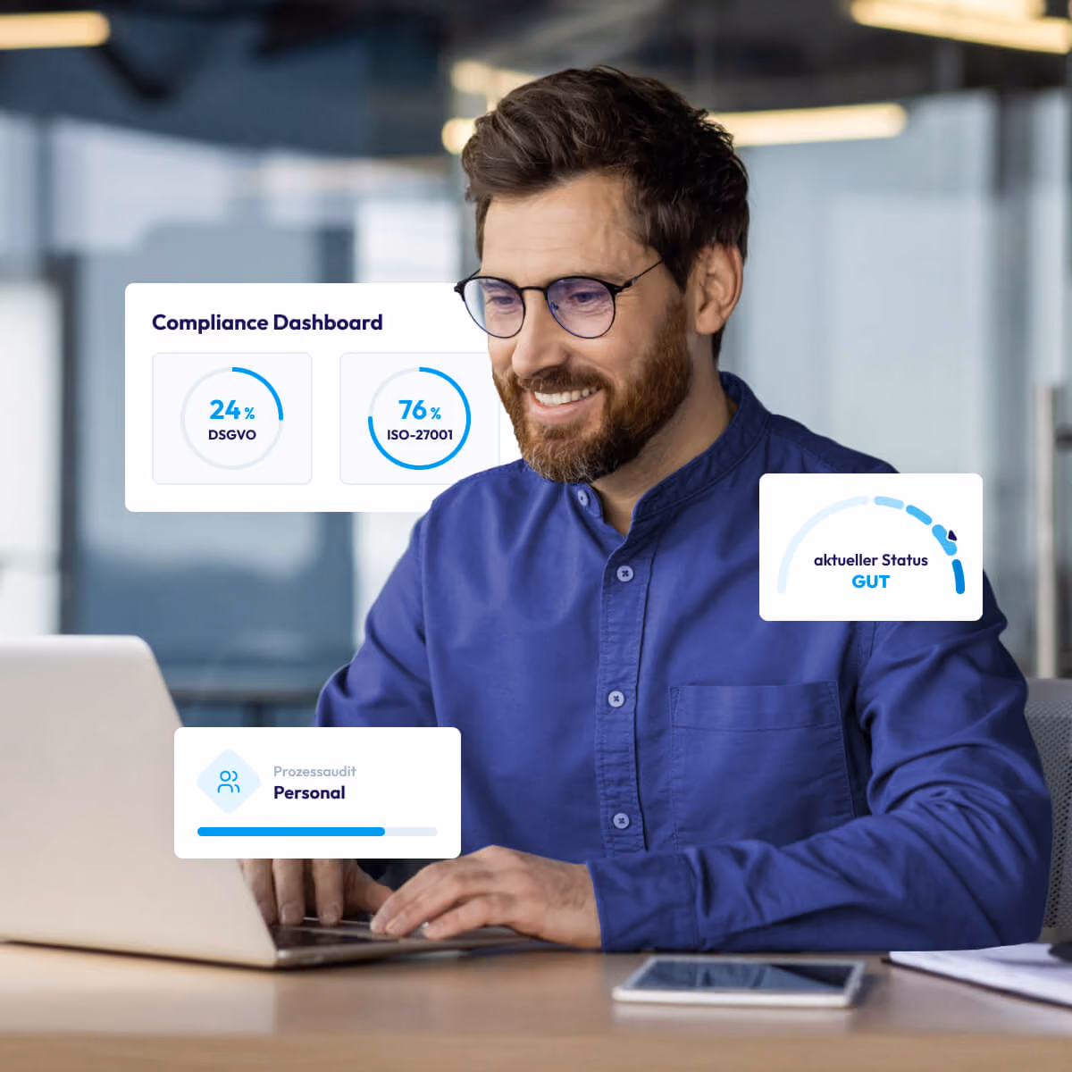 Mann am Laptop mit Compliance-Dashboard, das DSGVO, ISO-27001-Status und Personalaudit zeigt.