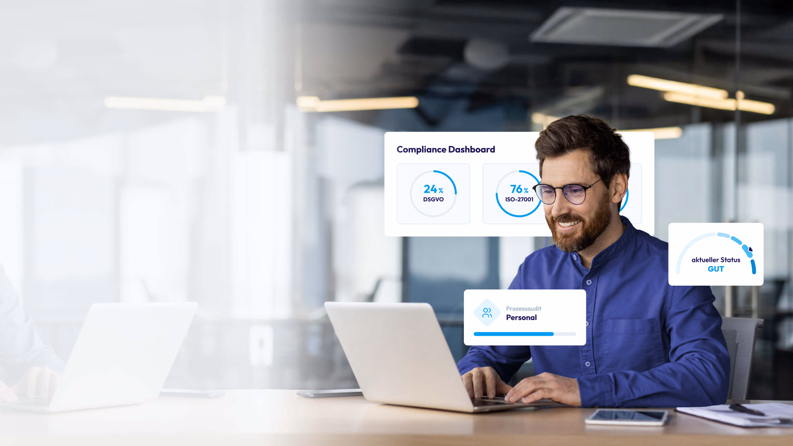 Mann mit Brille lächelt vor Laptop, Compliance-Dashboard zeigt DSGVO 24%, ISO-27001 76%, Status Gut.