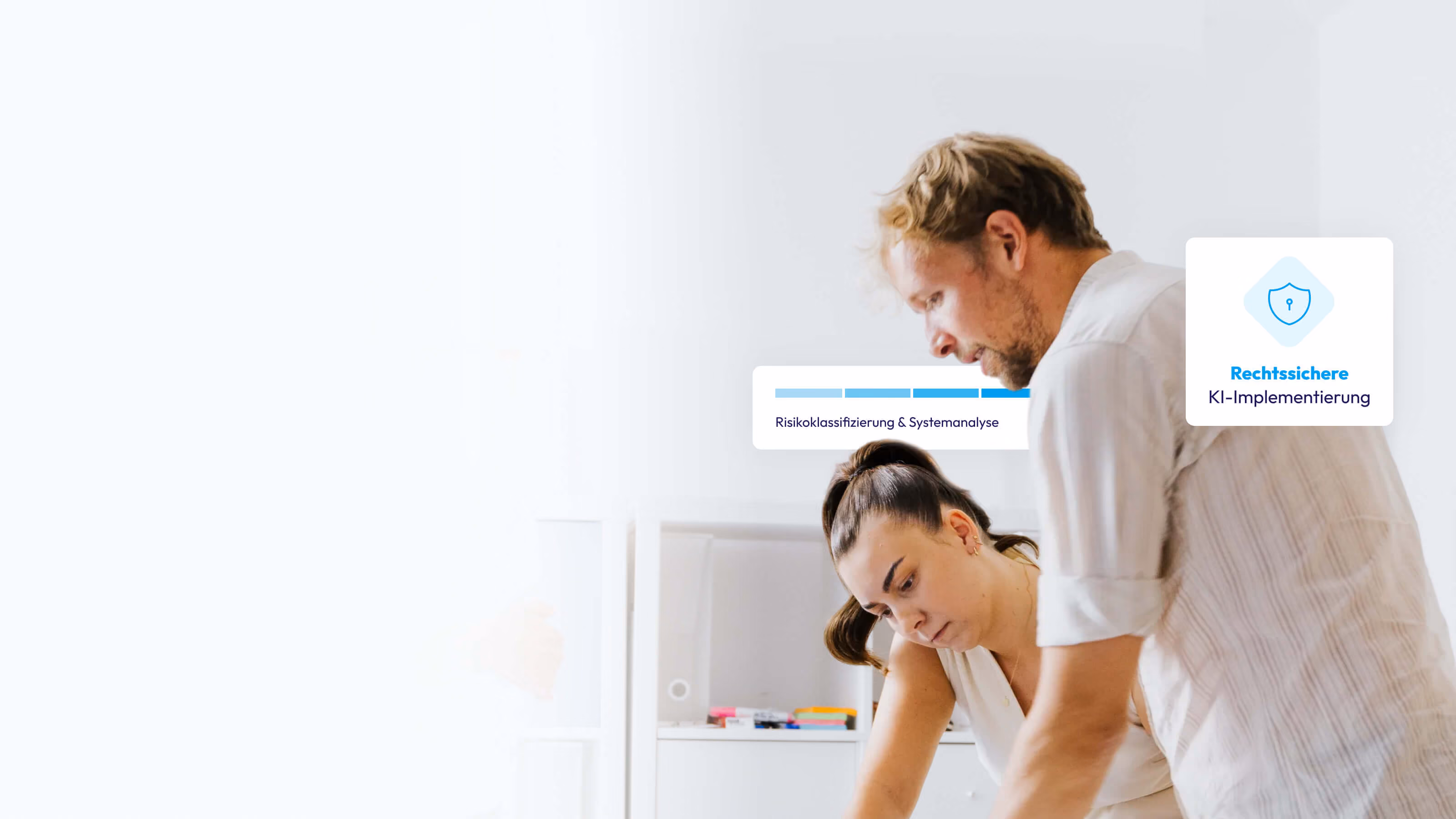 Zwei Personen konzentriert bei der Arbeit, Frau sitzend, Mann stehend, Büroumgebung mit Regalen.