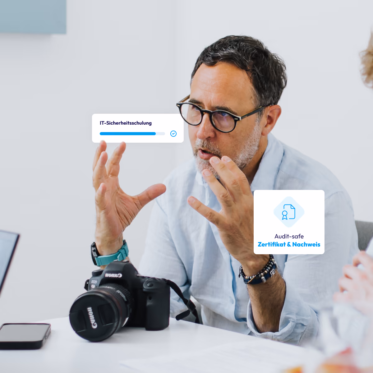 Mann mit Brille erklärt IT-Sicherheitsschulung.