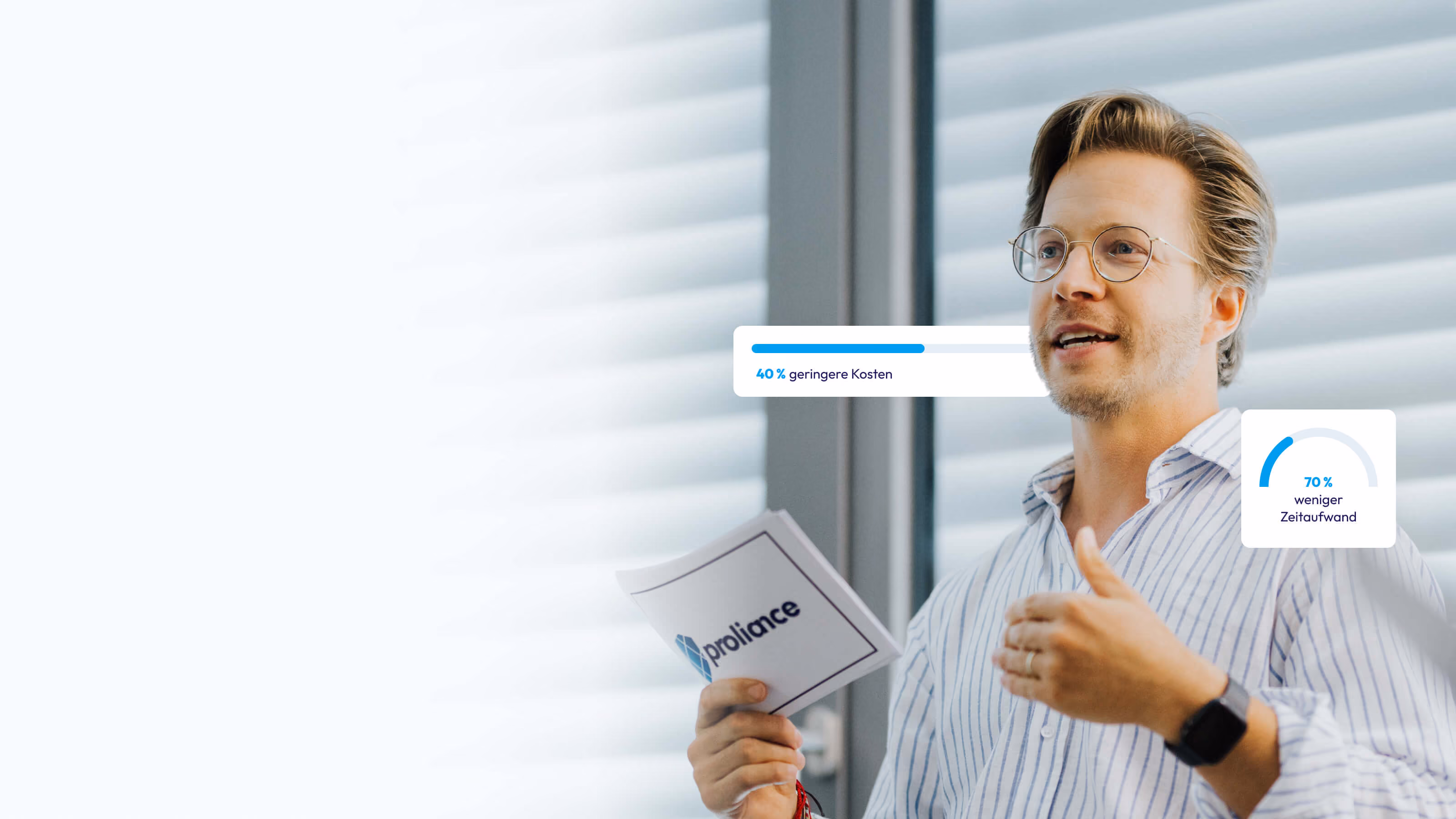 Mann mit Brille hält Papier von Proliance und spricht, Anzeige zeigt 40 % geringere Kosten, 70 % weniger Zeitaufwand.