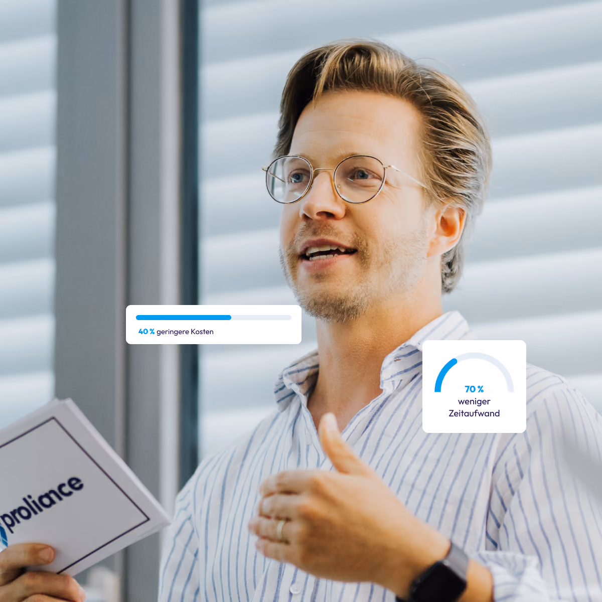 Mann mit Brille hält Papier von Proliance und spricht, Anzeige zeigt 40 % geringere Kosten, 70 % weniger Zeitaufwand.