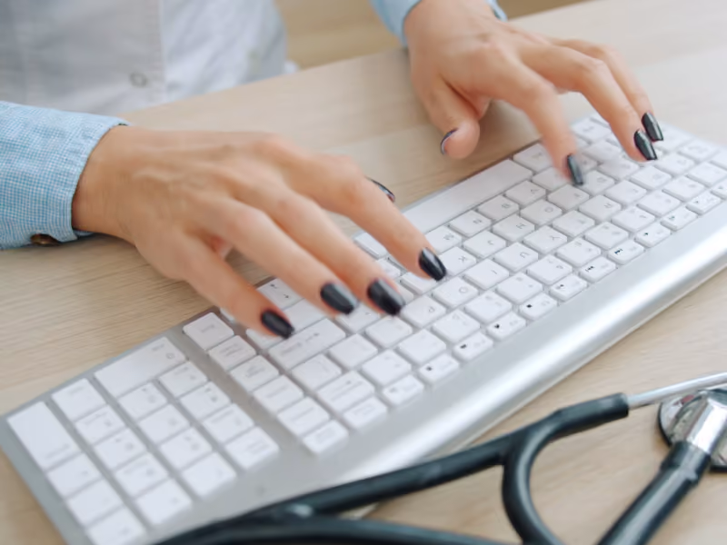 Technische Grafik mit Datenfluss, Schnittstellen und Anwendungsfällen für KI unter Analyse und Compliance.