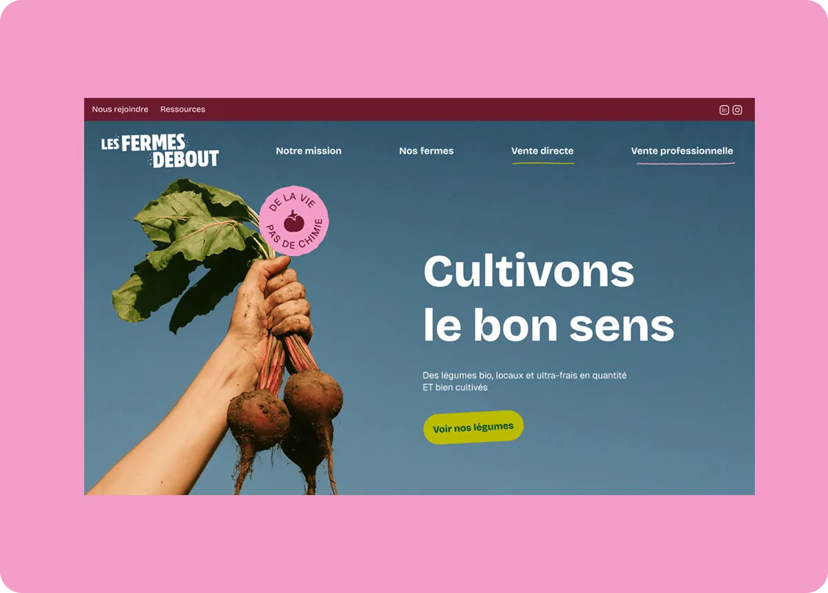 Une main tenant trois betteraves avec feuilles vertes sur fond de ciel bleu, avec texte invitant à cultiver des légumes bios, locaux et frais.