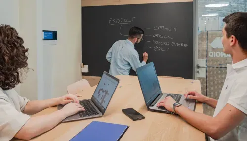 A team of professionals works in Nana Bianca's meeting room, with a blackboard to jot down strategies and a stimulating environment for brainstorming sessions.