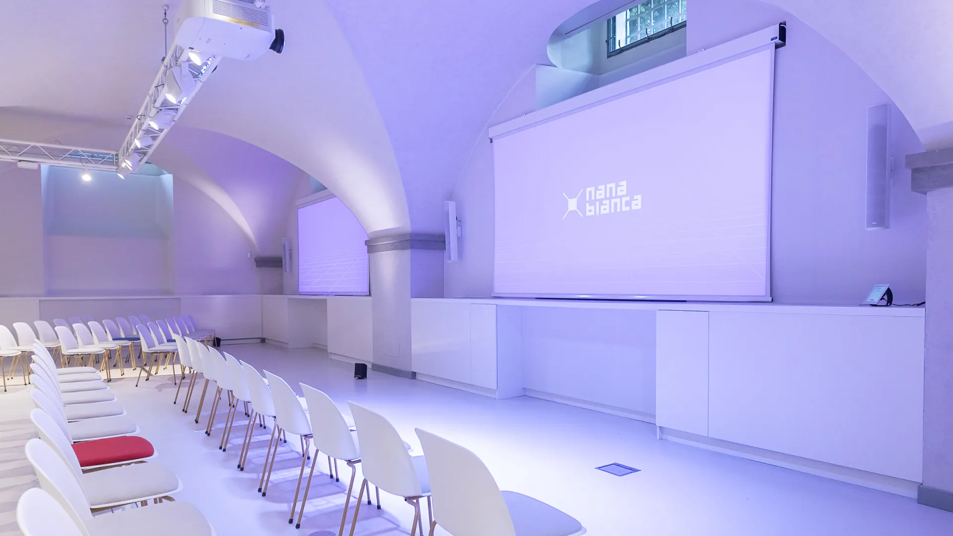 Presentation space with audience and front armchairs in Nana Bianca Florence; “white dwarf” screen, internal direction and multimedia setup.