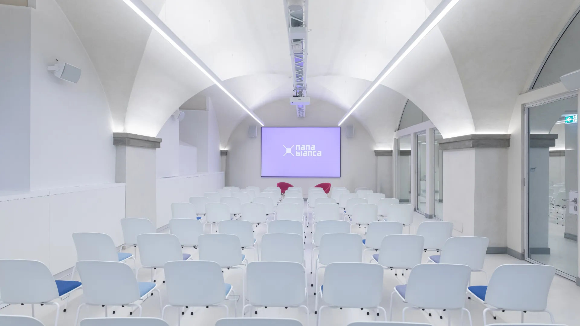 Presentation space with audience and front armchairs in Nana Bianca Florence; “white dwarf” screen, internal direction and multimedia setup.
