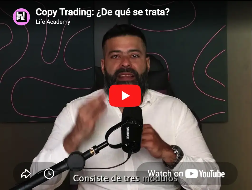 Captura de video de dos hombres sentados en sillas con micrófonos, texto dice 'Conoce a Félix Díaz, Life Academy', íconos de YouTube y reproducción.