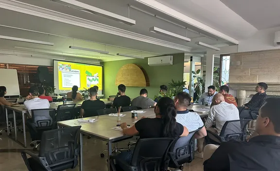 Clase presencial en aula, con los asistentes frente a la pantalla