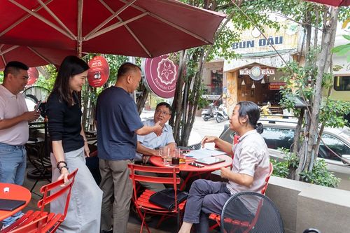 chủ tịch tiếp đón khách hàng