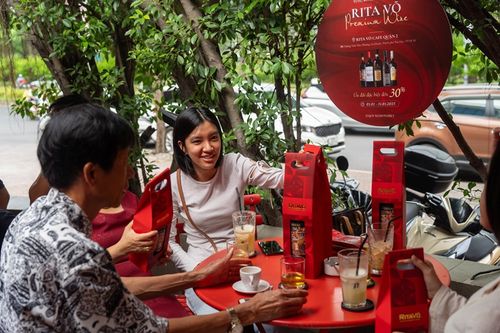 khách hàng nhận quà từ Rita Võ