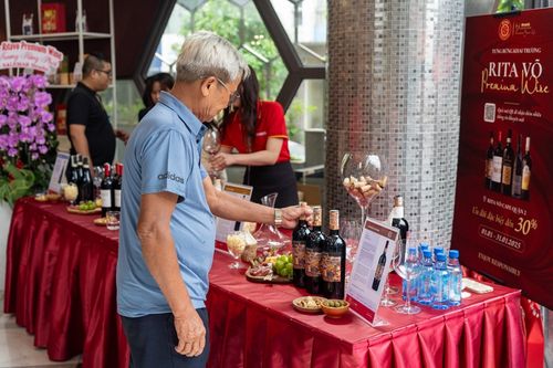 một vị khách thưởng thức rượu