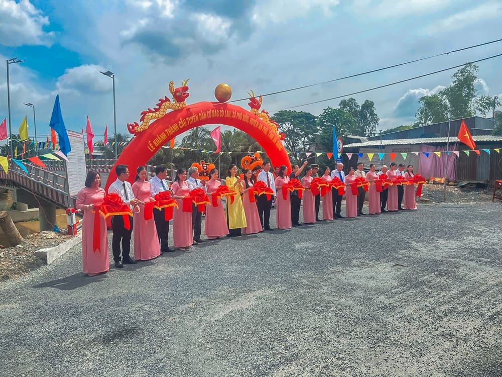 Cắt băng khánh thành