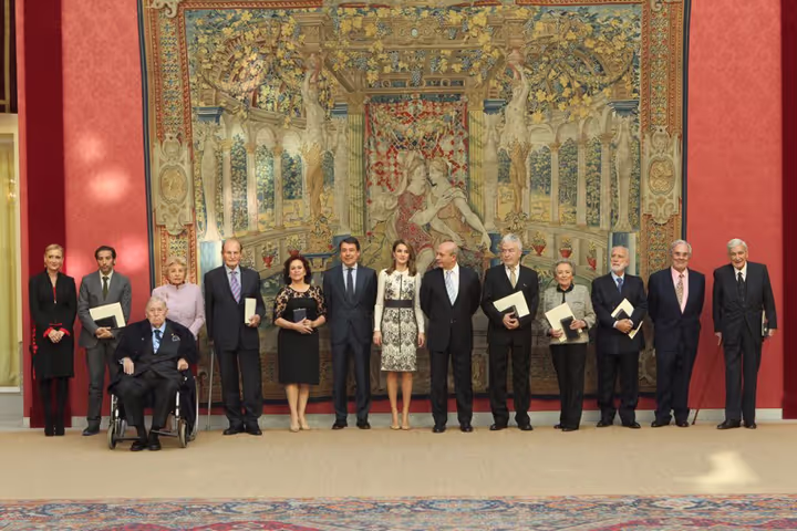 Entrega de la Medalla de Oro al Mérito en las Bellas Artes a Cruz Novillo