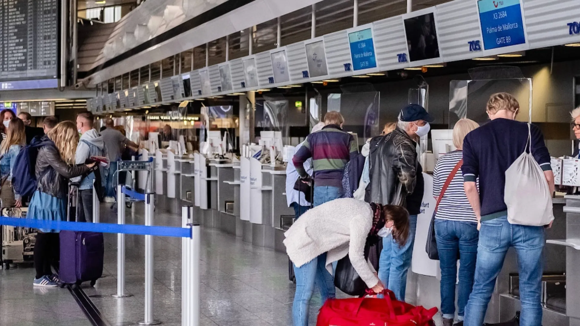 Menschen auf einem Flughafen