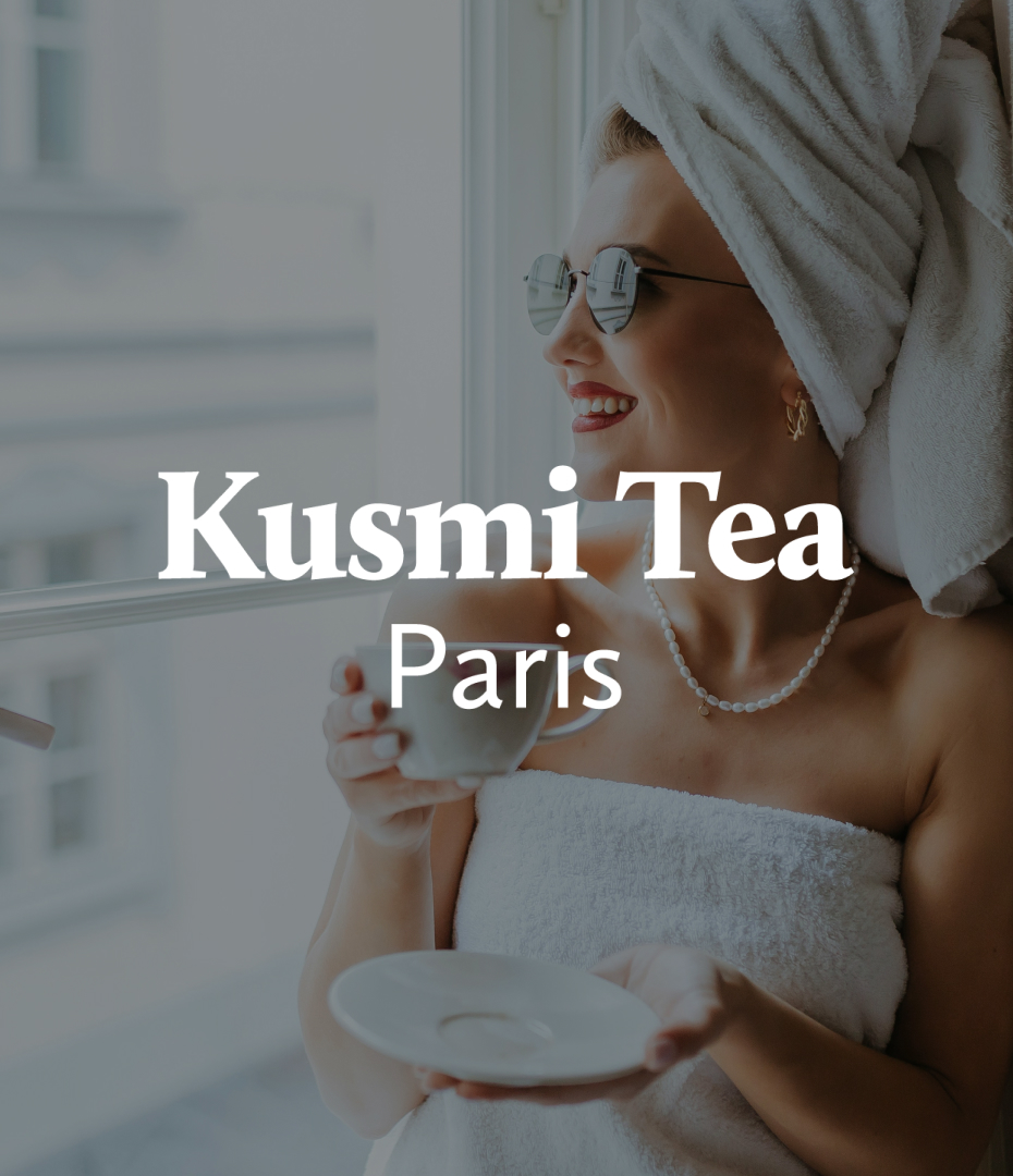 Logo Kusmi Tea Paris, avec une femme en serviette buvant du thé en regardant par la fenêtre