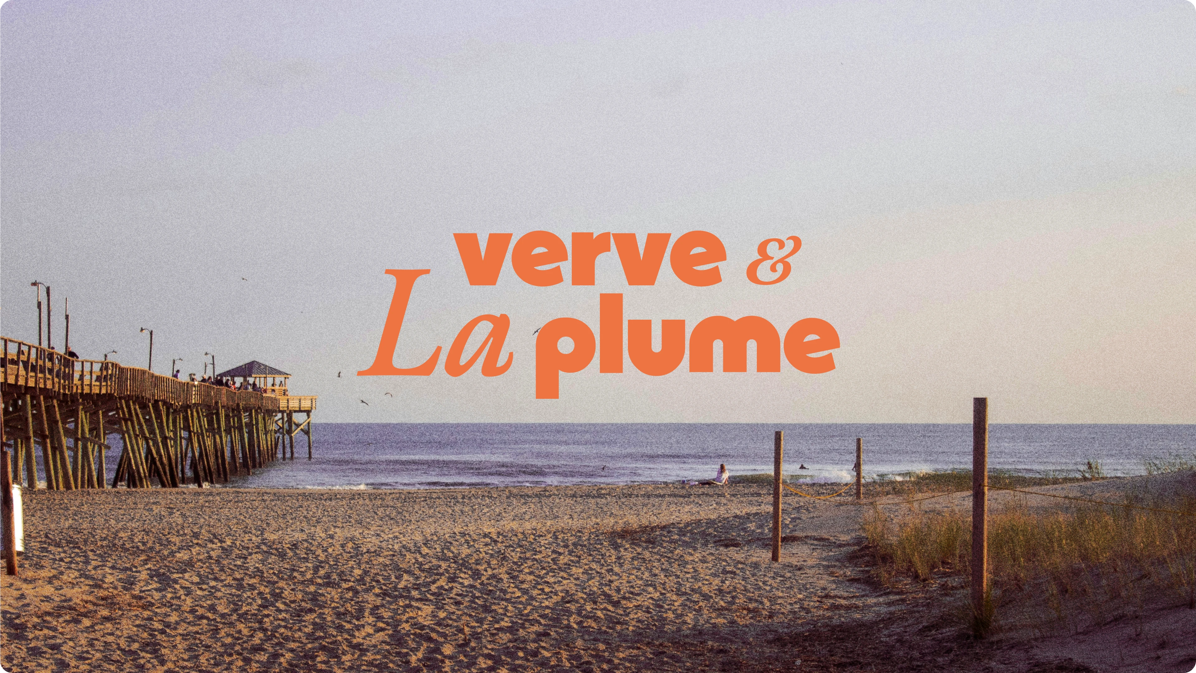 Logo La verve et la plume, sur un fond de plage
