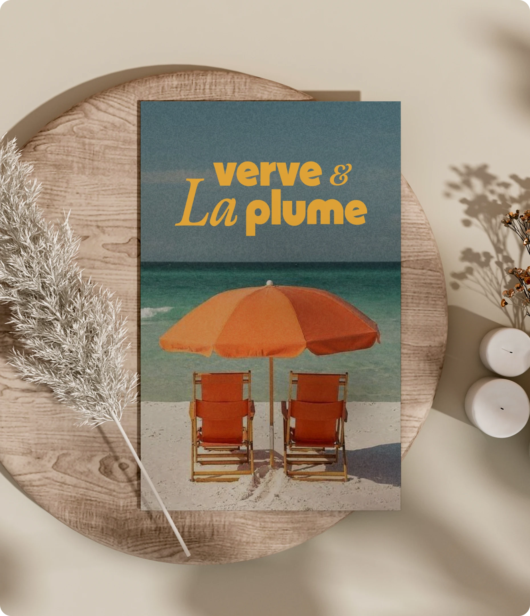 Affiche La verve et la plume, une plage avec transat et parasol orange