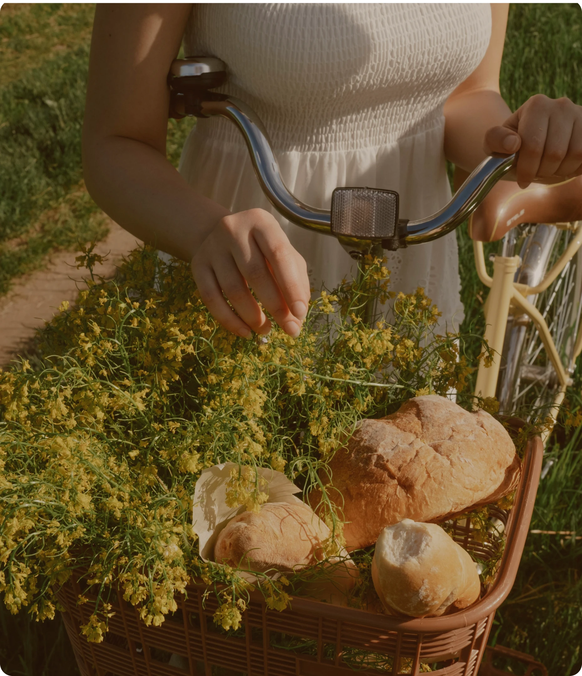 Femme avec un panier en osier