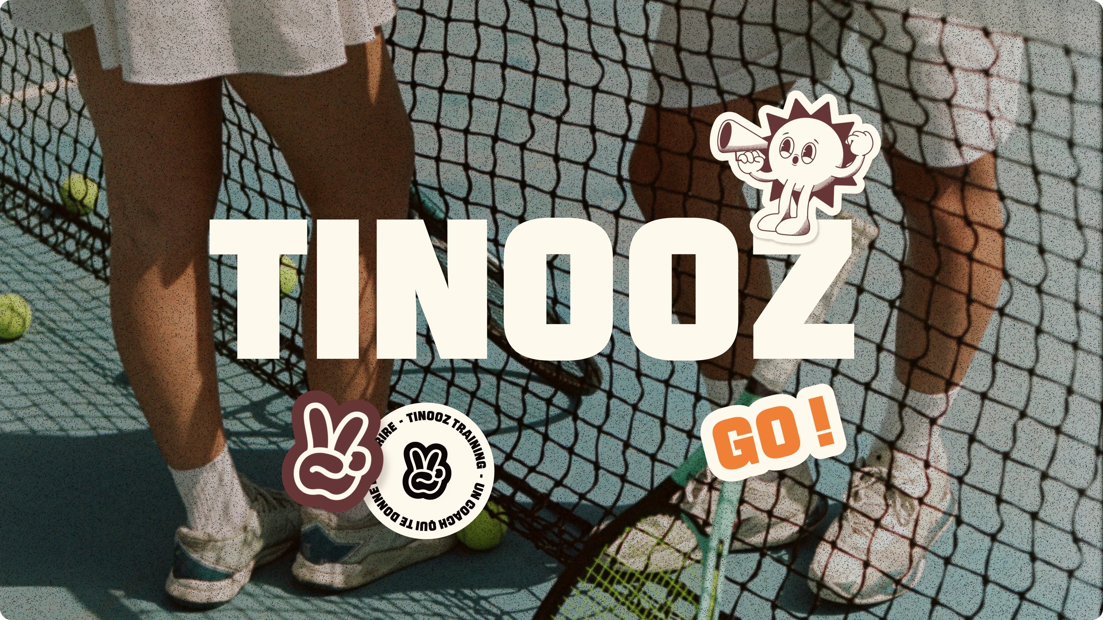 Logo Tinooz Training, un cours de tennis avec une femme t un homme, les stickers de la marque Tinooz