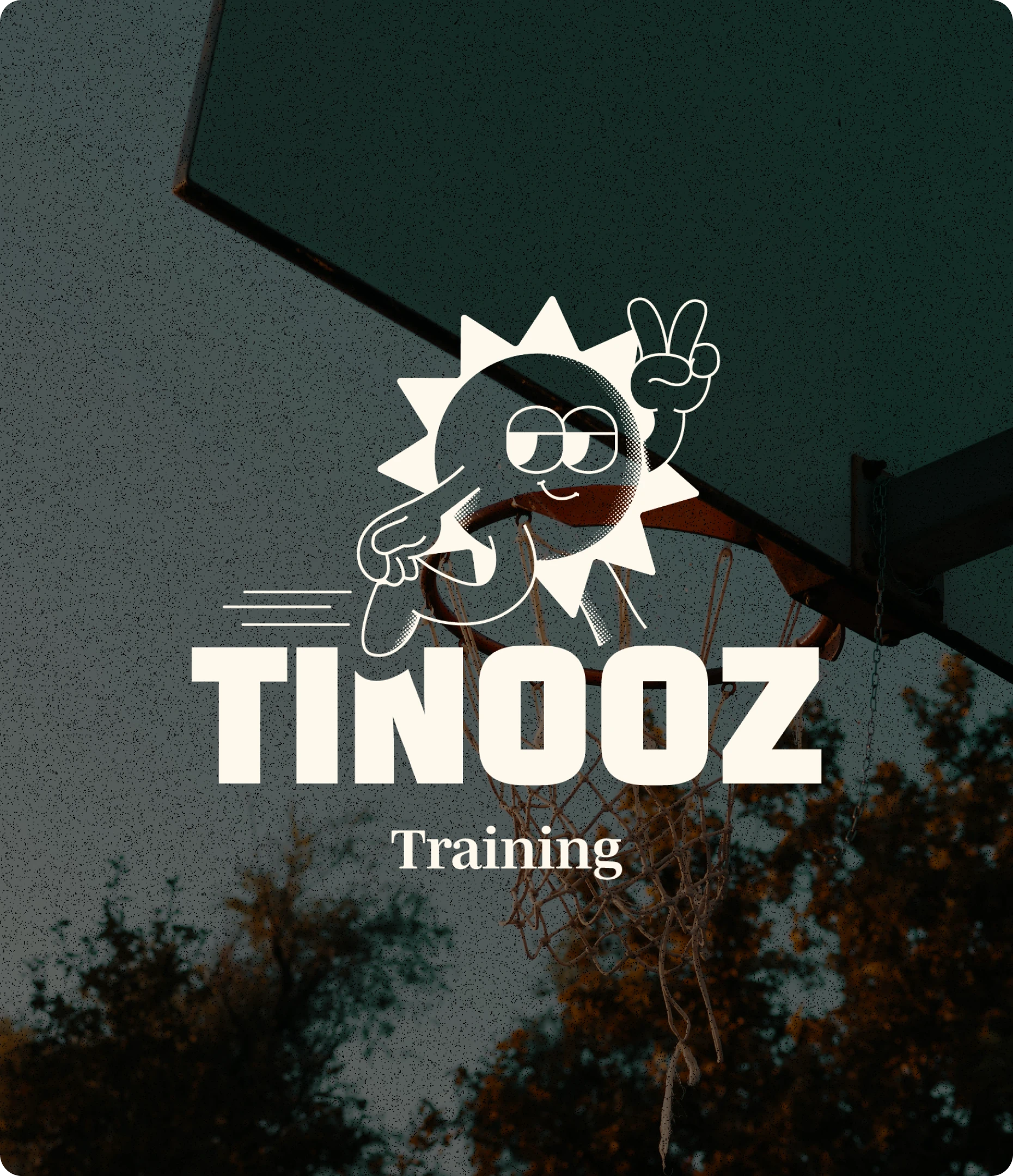 Logo Tinooz Training représentant une mascotte soleil qui court faisant un signe peace, en fond un panier de basket