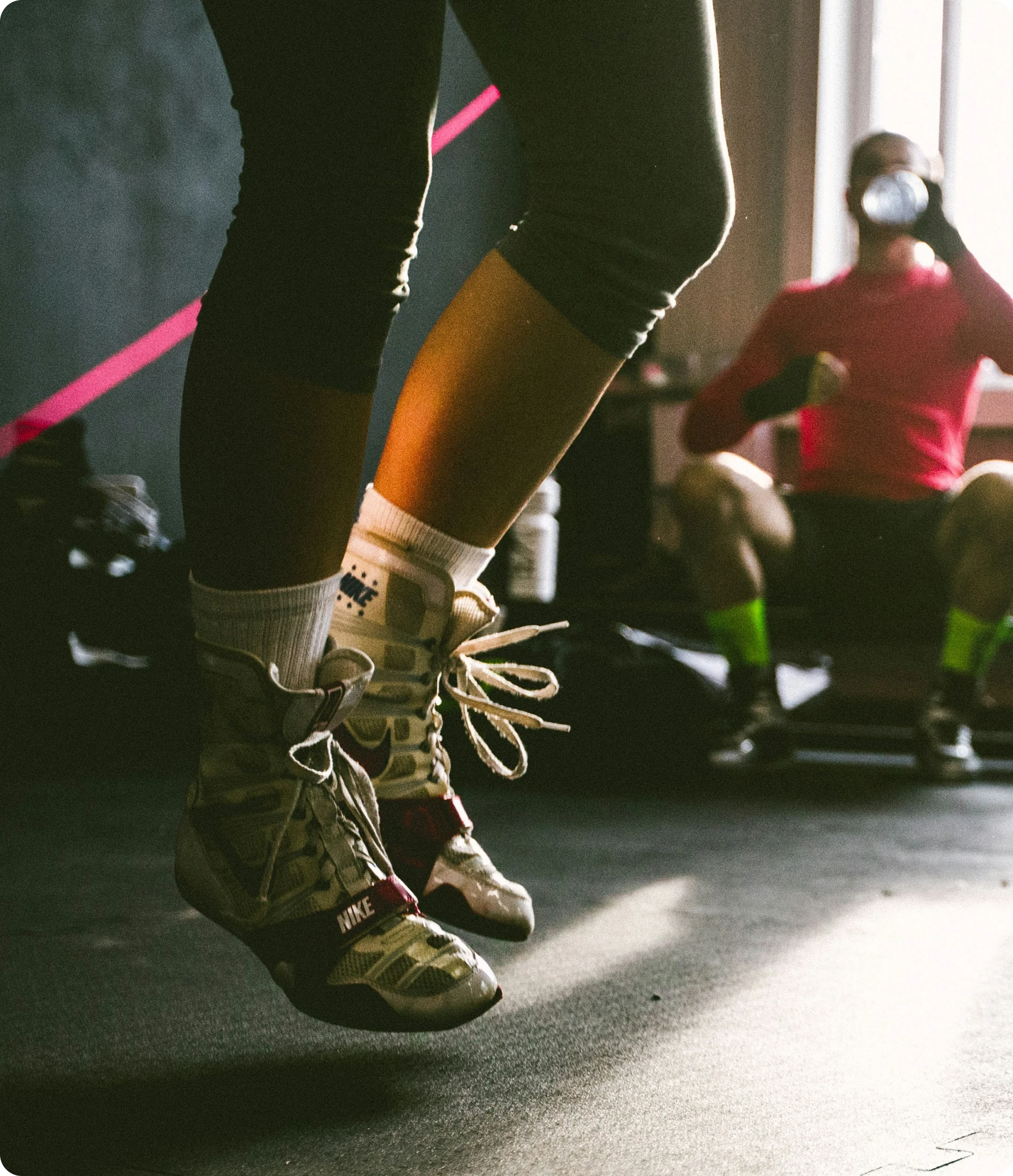 Pied de femme sautant dans une salle de sport