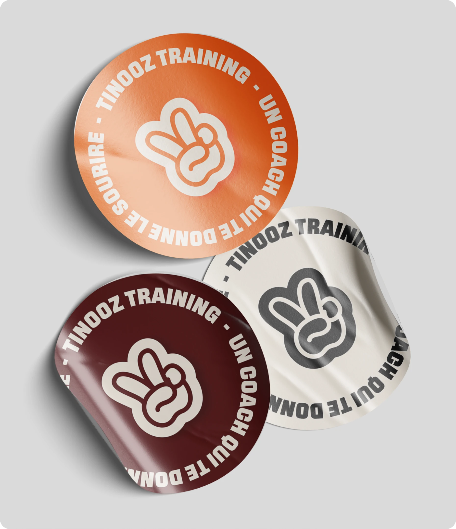 Sticker Tinooz training avec le signe peace