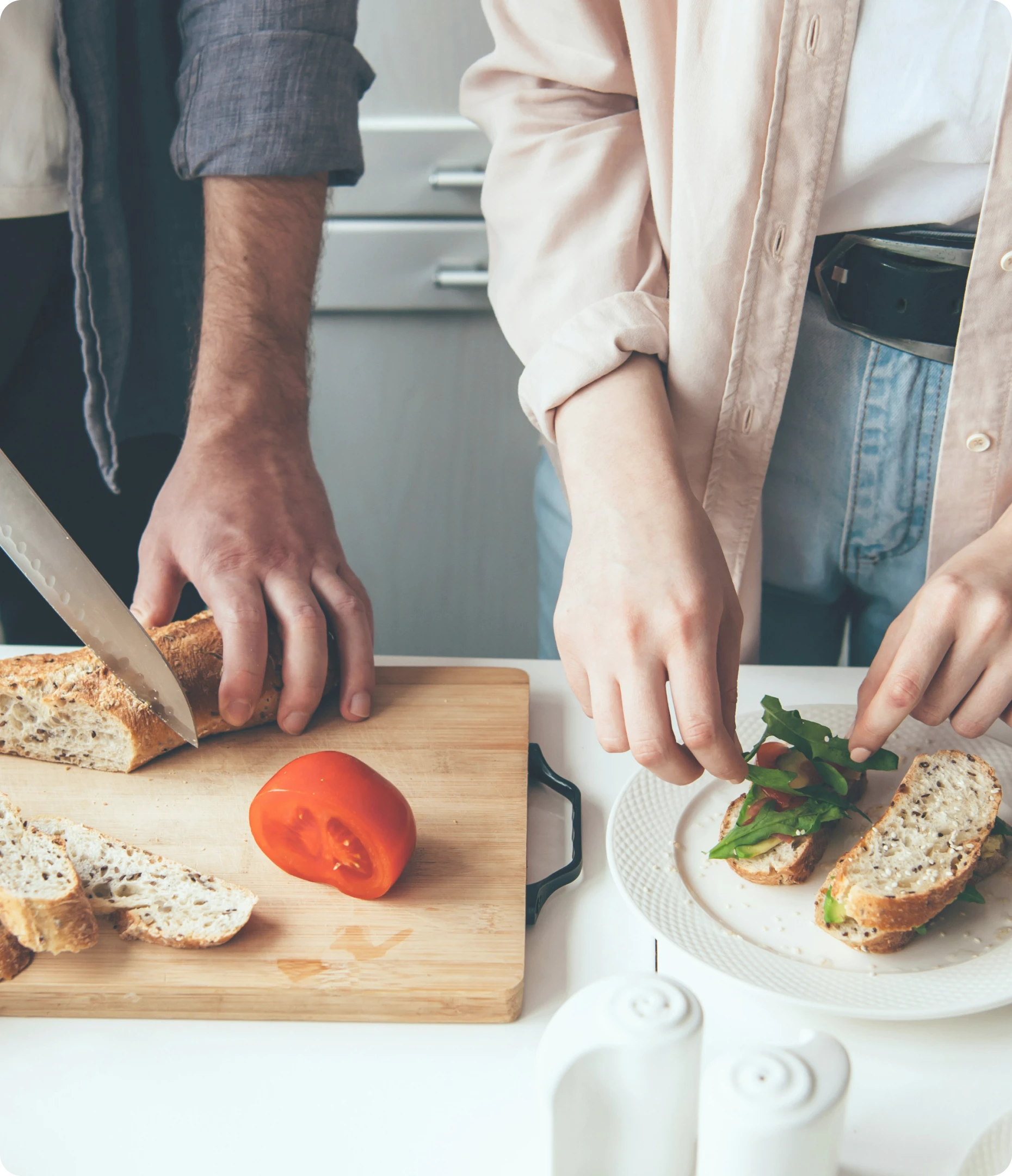 Main de couple cuisinant