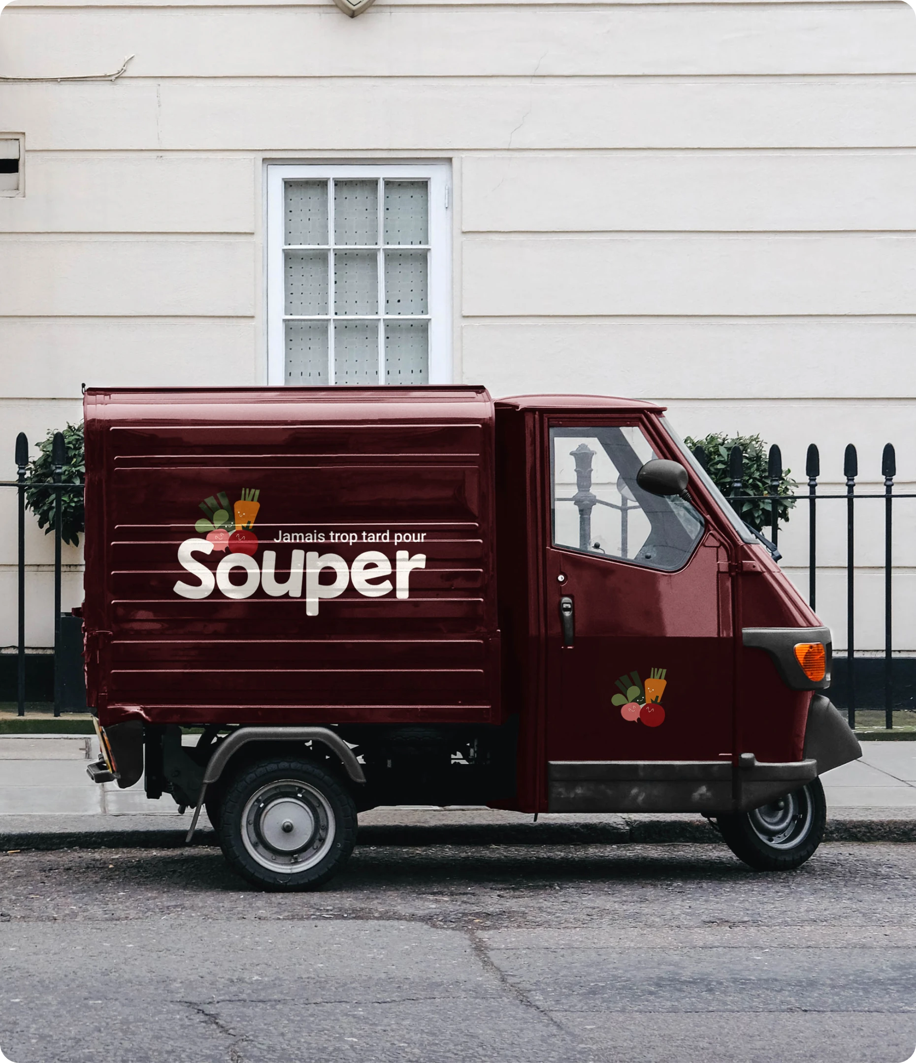Camionnette de livraison de Souper, couleur bordeaux