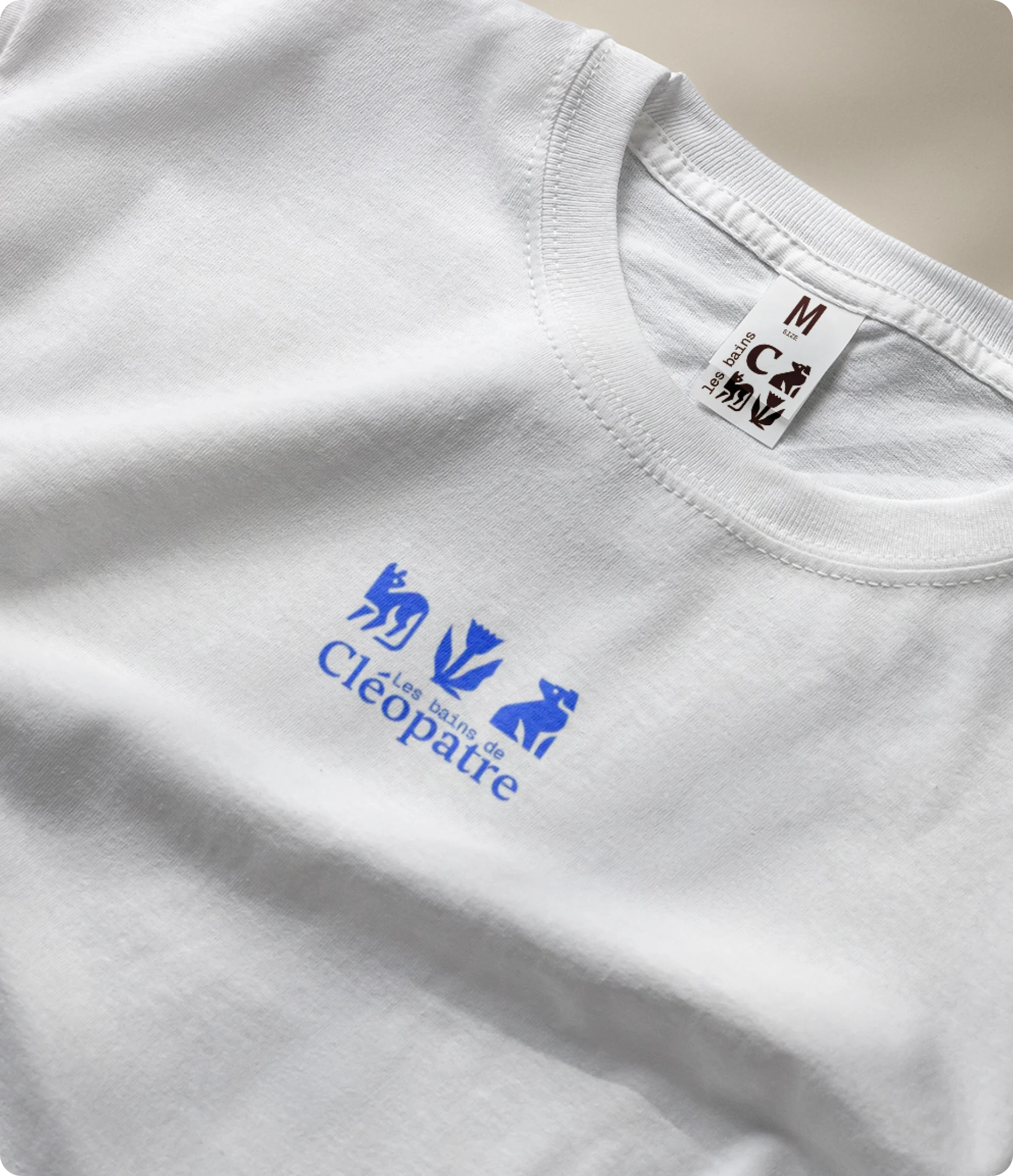 T-shirt blanc avec le logo bleu les bains de cléopatre