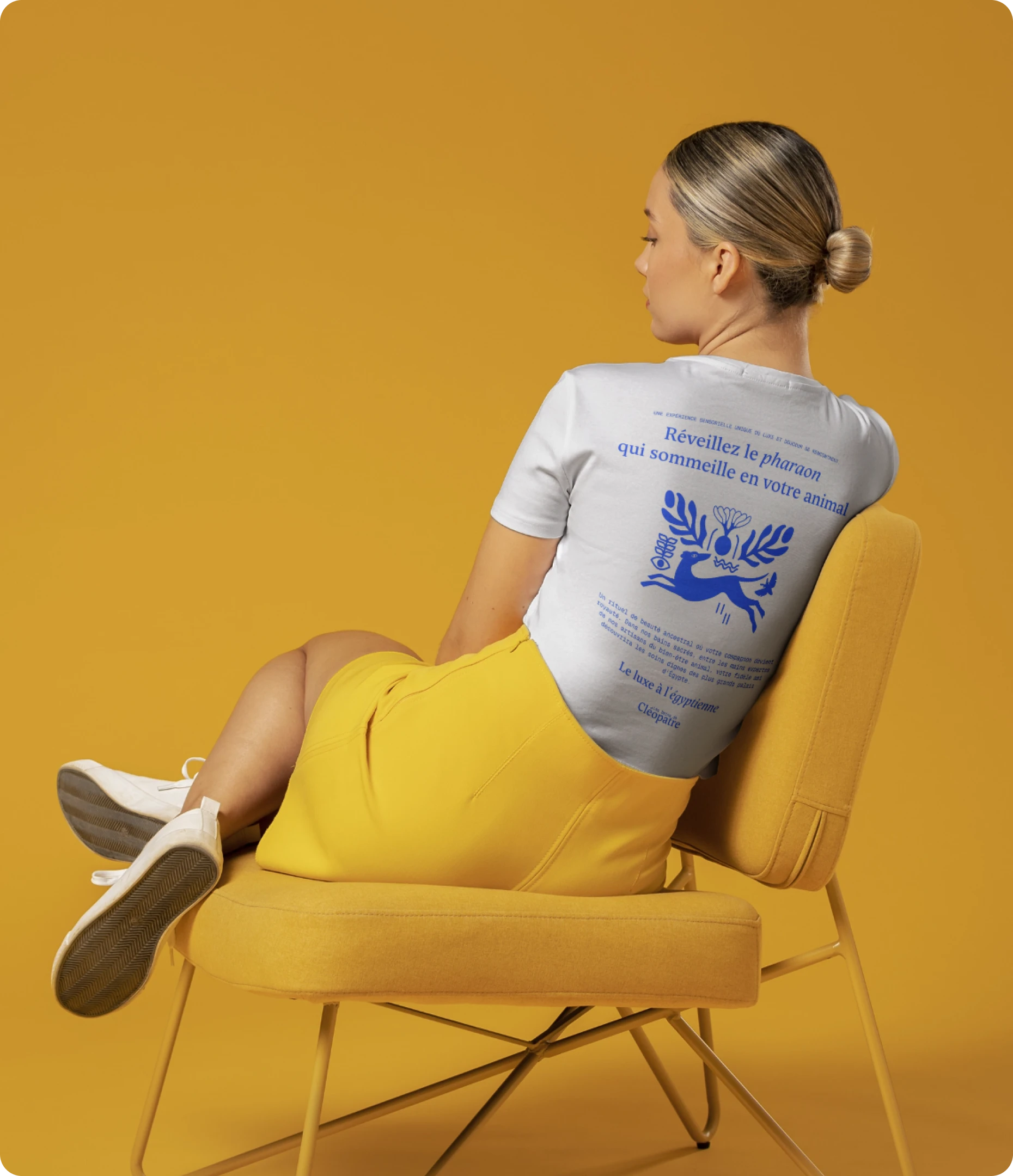 Femme portant un t-shirt de la marque Les Bains de Cléopatre