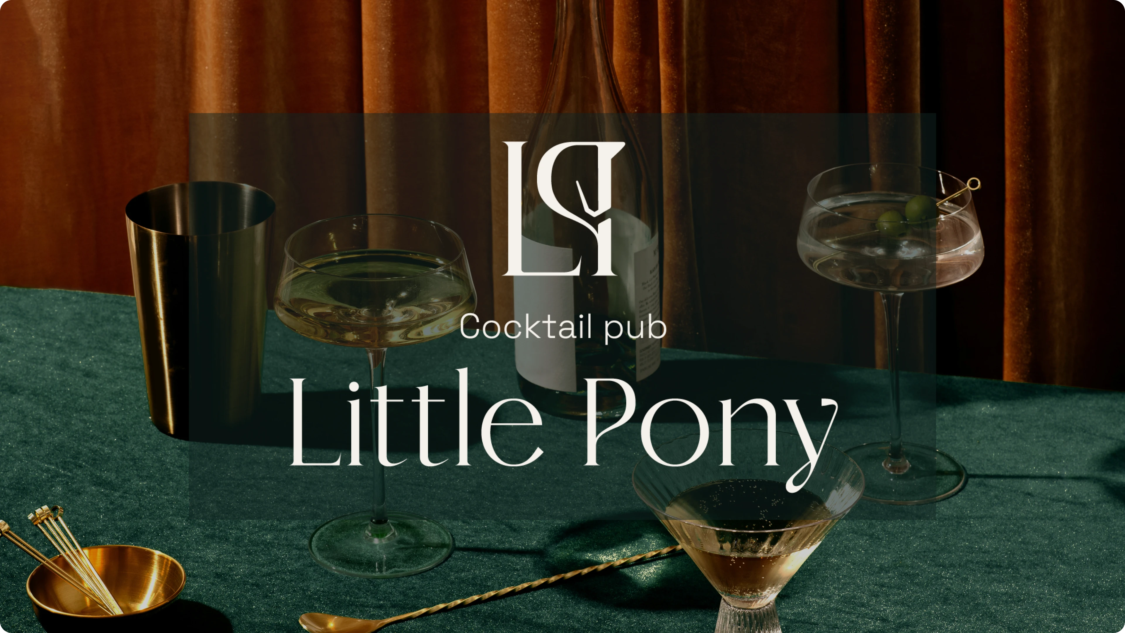 Logo Little Pony sur un fond de table avec des cokctails
