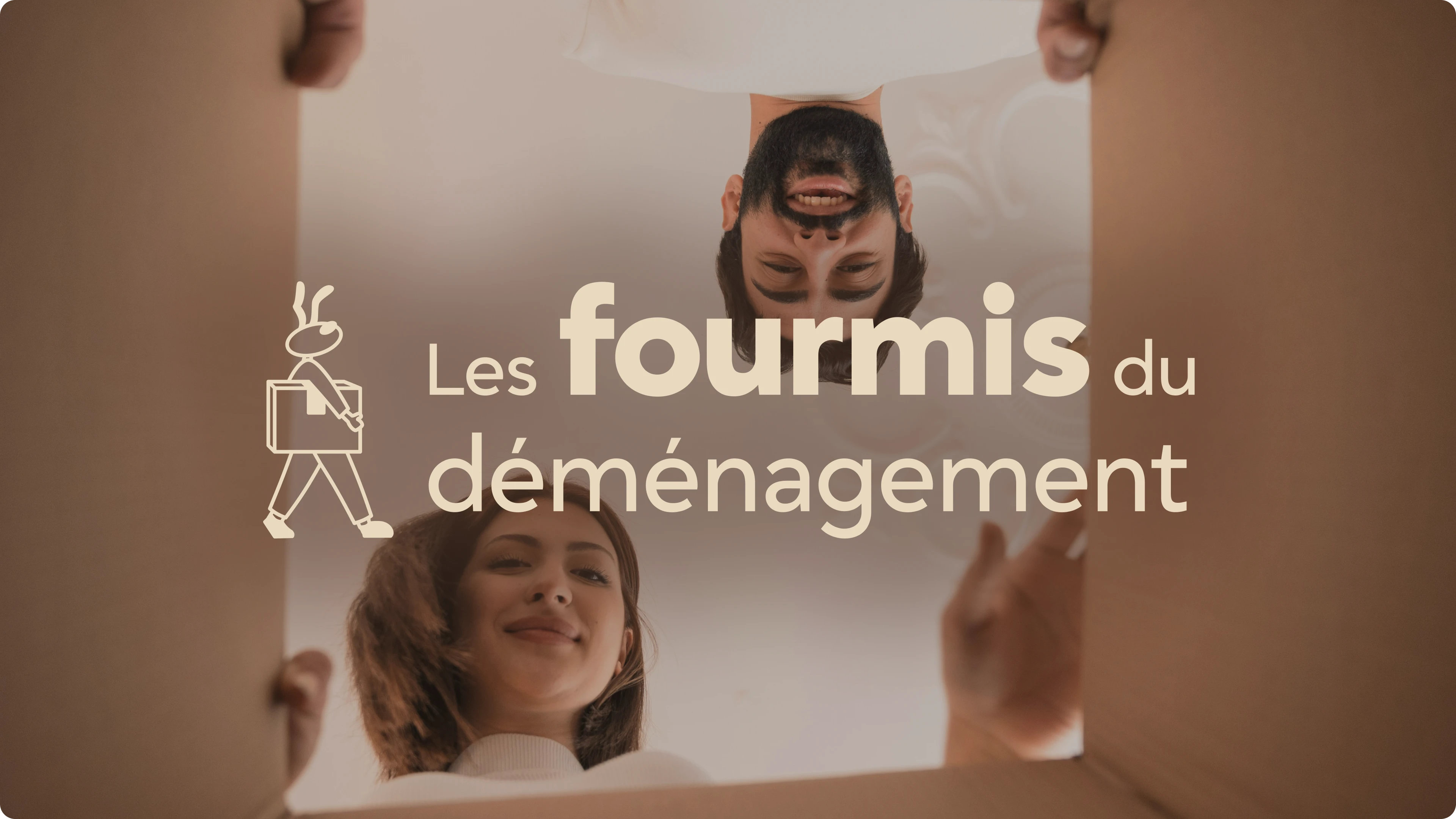 Logo Les fourmis du déménagement, dans un carton avec un coulpe qui ouvre le carton