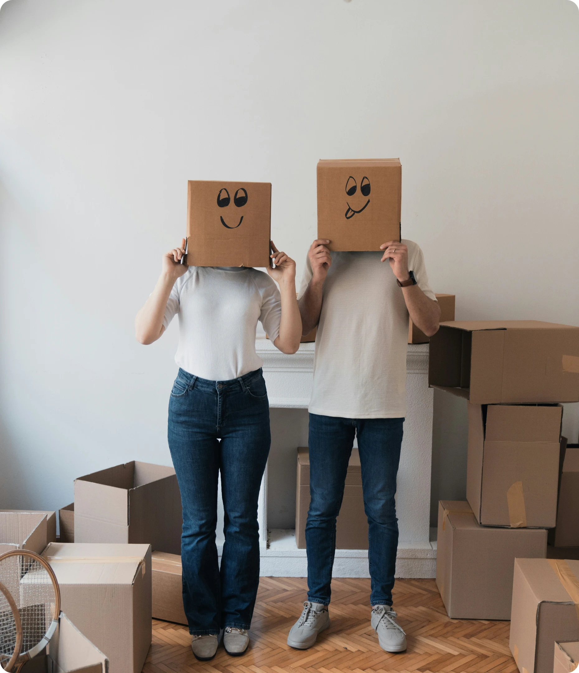 Couple avec des cartons de déménagement sur la tête avec des smiley