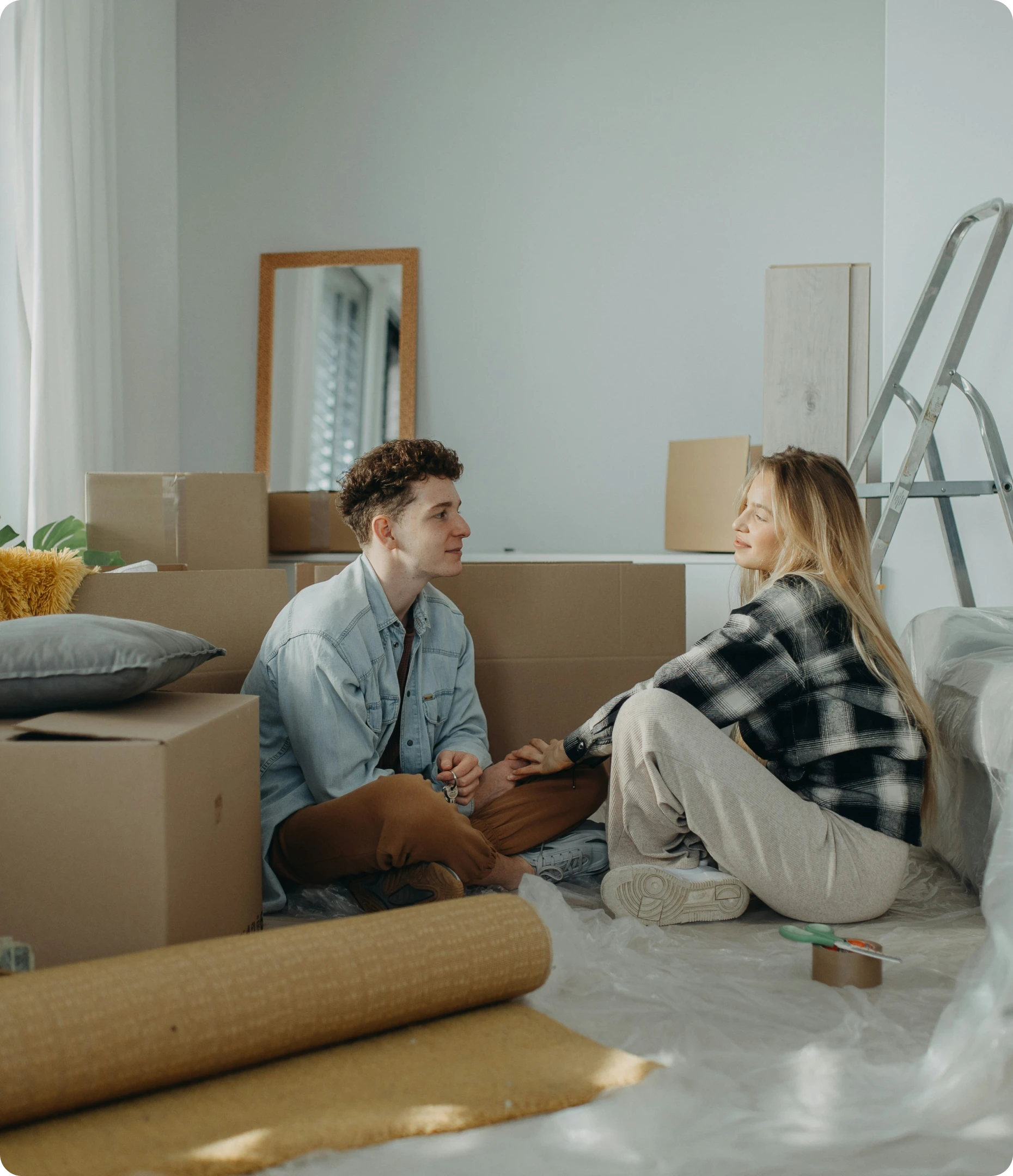 Un couple faisant des cartons