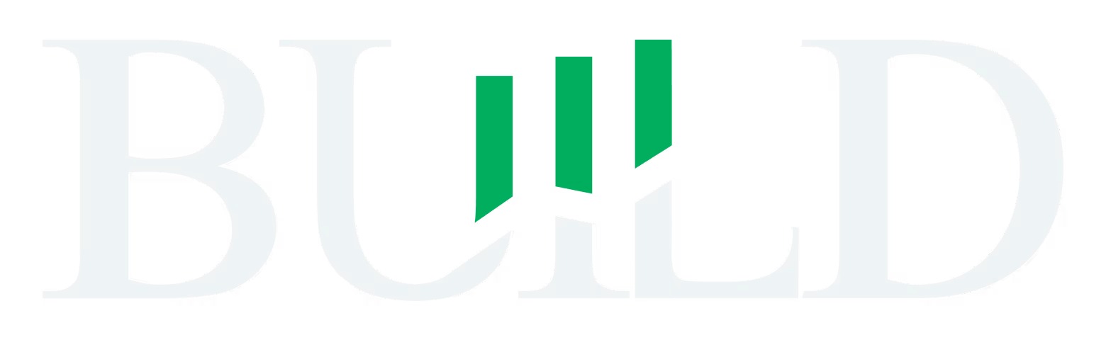 Logo avec le mot 'BUILD' en lettres majuscules blanches, avec trois barres verticales vertes intégrées dans la lettre 'I'.
