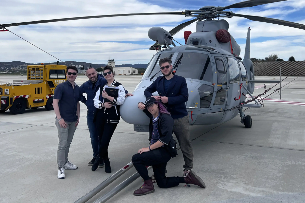 l'équipe d'ilana pose devant un hélico