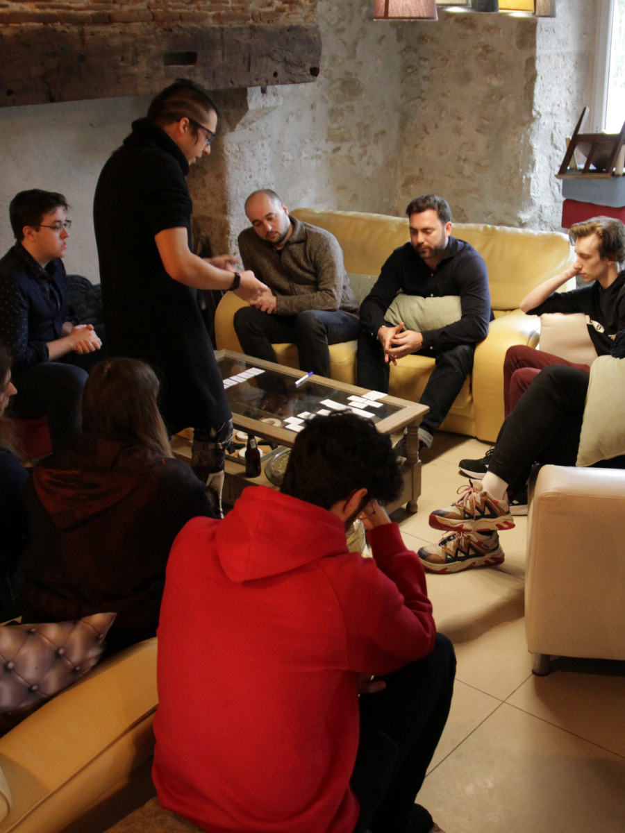 Equipe en train de discuter en atelier