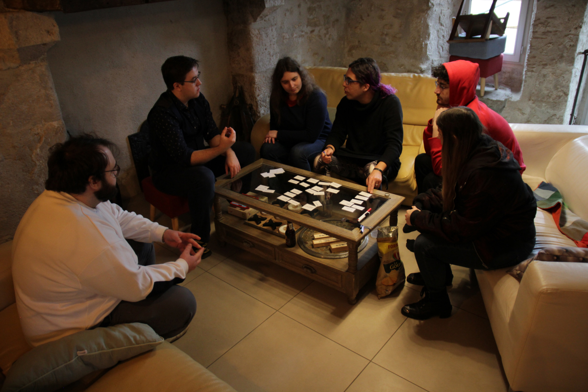 equipe en train de discuter